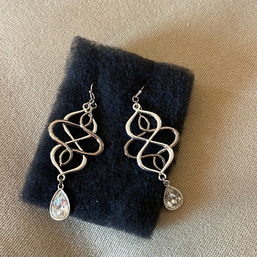 Long earrings 2 tone’s silver and black and the back.
